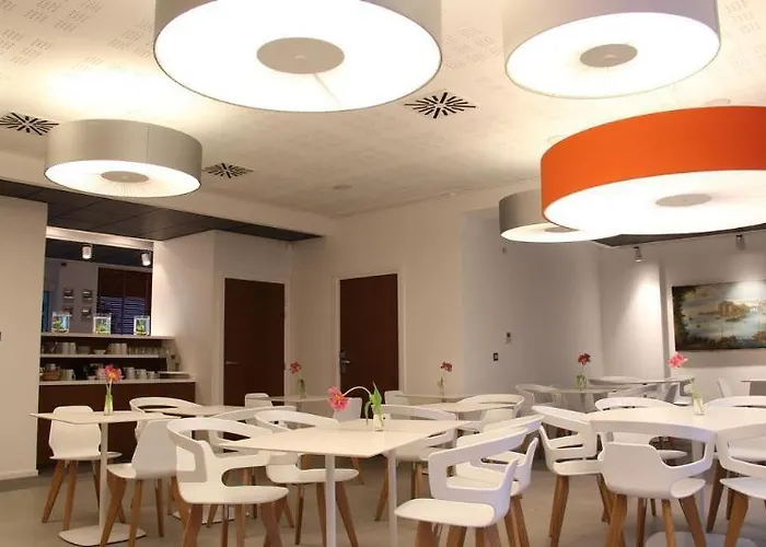 Riva Art & ホテル マントン