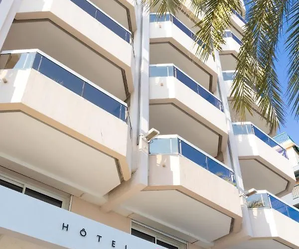 里瓦艺术温泉酒店 4* 芒通